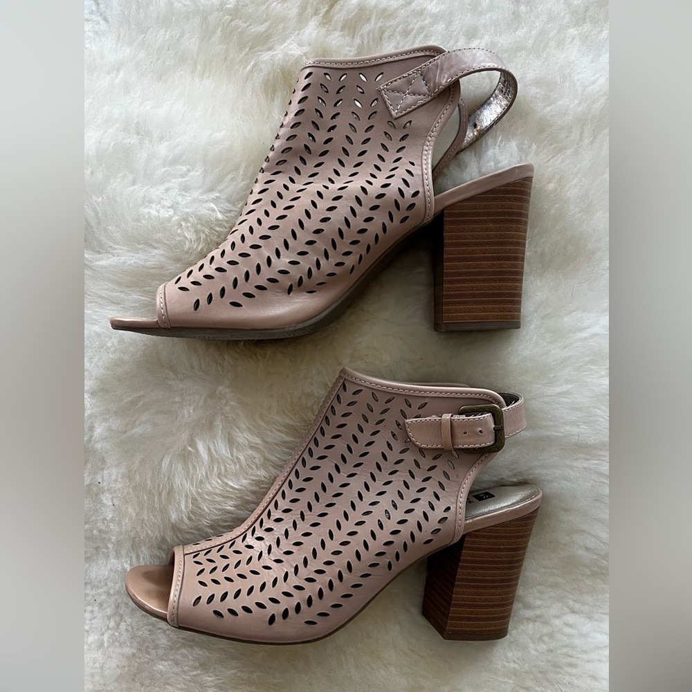 White Mountain Sz 10 Heels